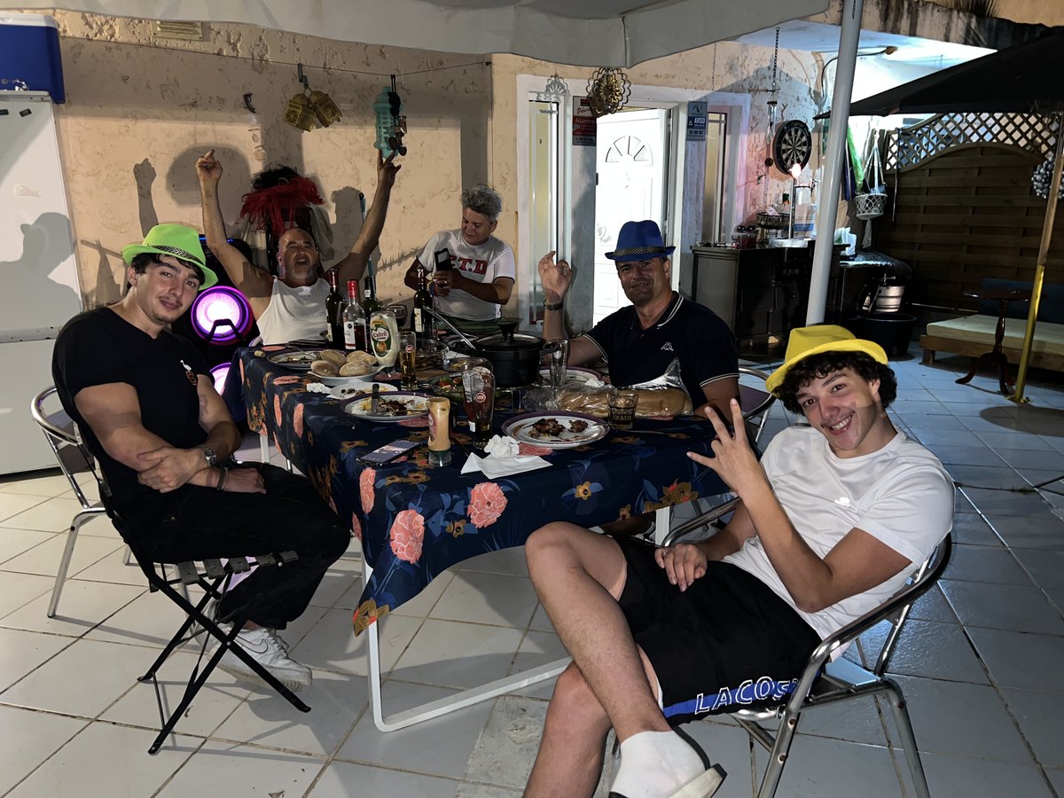 Une soiree en famille avec des chapeaux