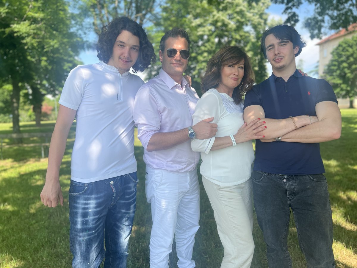 La famille au complet dans le parc