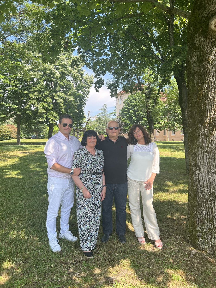 Allonges dans l'herbe en famille