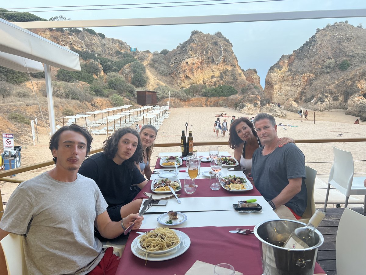 Repas a la plage face a l'ocean
