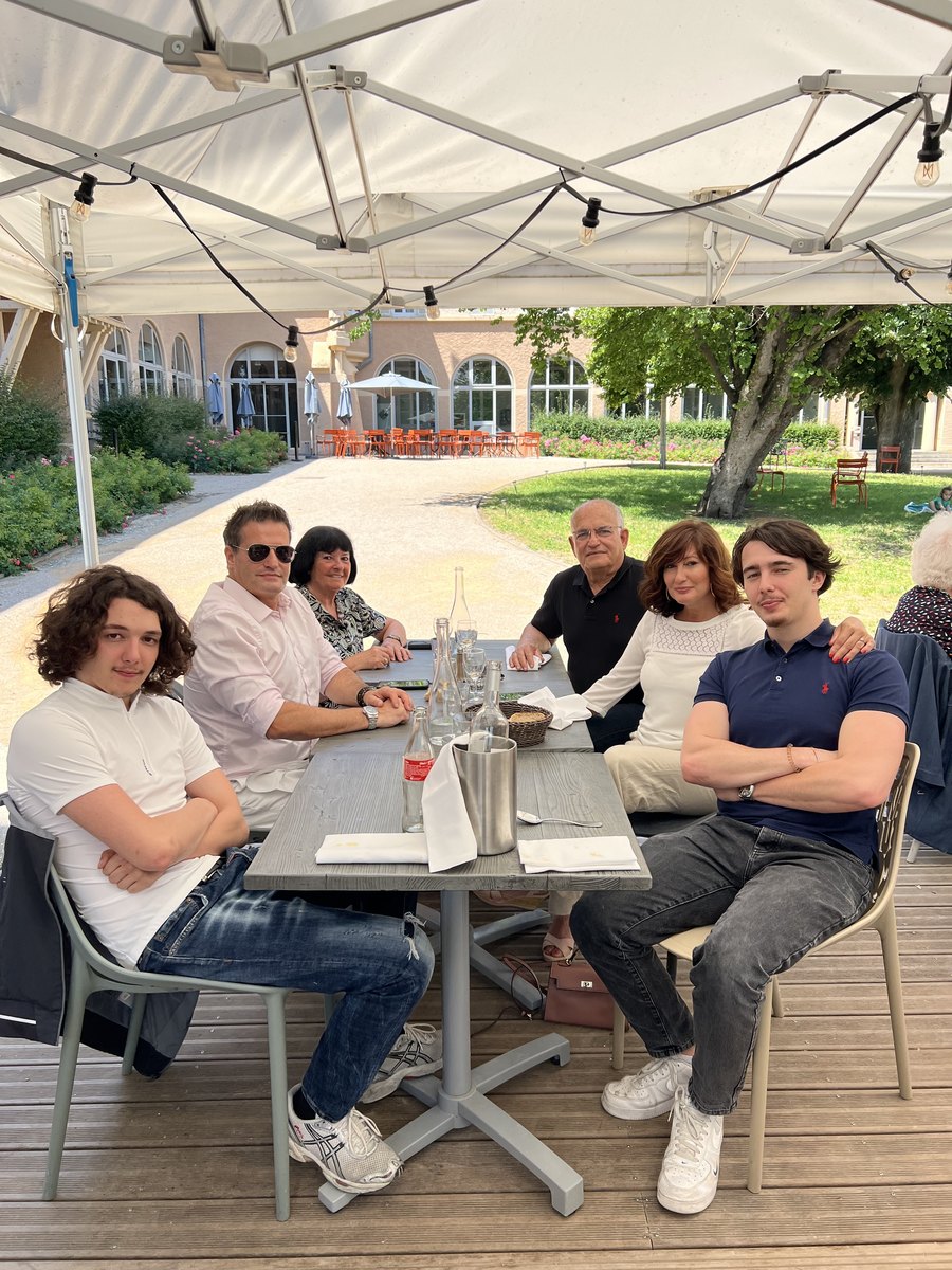 Repas de famille en terrasse